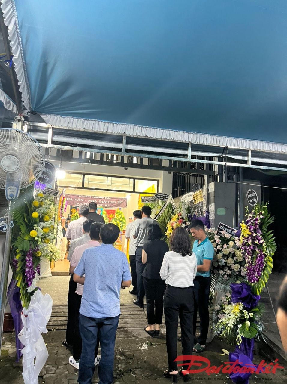 Đến chiều 28/9, dòng người, bạn bè, người dân tại Khu dân cư Nam Long vẫn tiếp tục vào viếng cố NGƯT Nguyễn Ngọc Ký. (Ảnh: Nguyễn Ngọc).