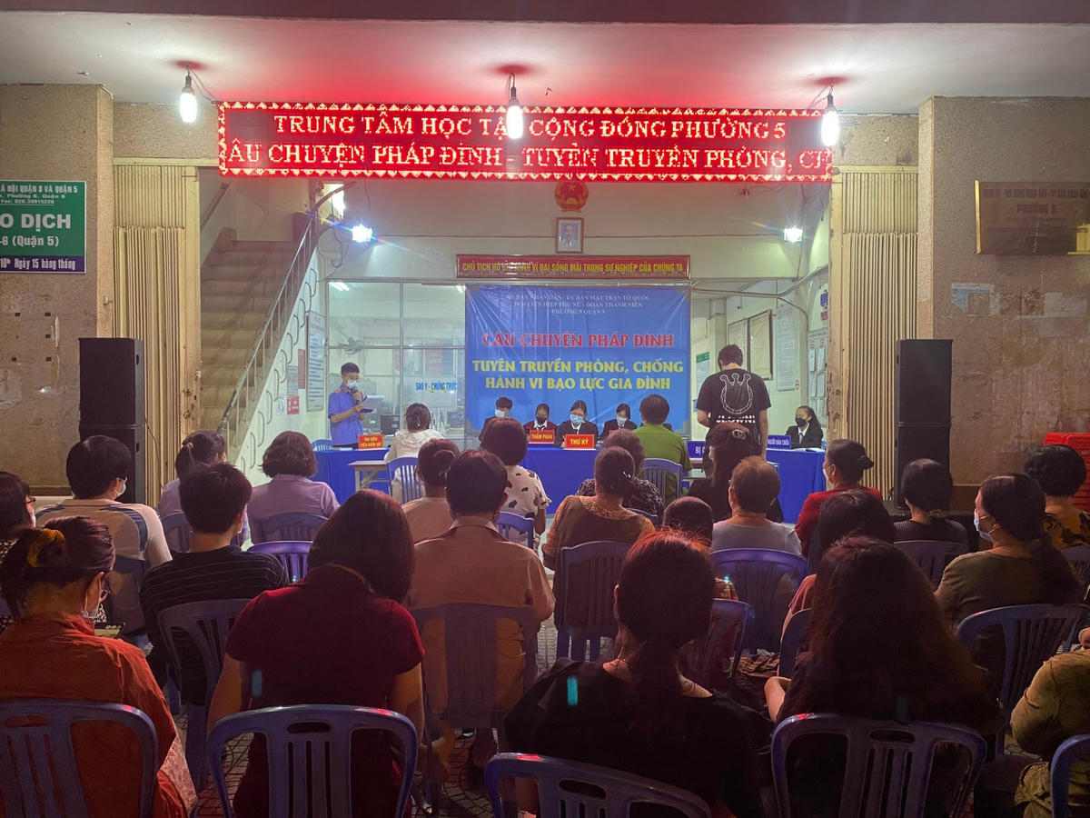 Phiên tòa giả định được thực hiện lưu động nhằm tuyên truyền pháp luật cho người dân tại Phường 5, Quận 5 (TP HCM).