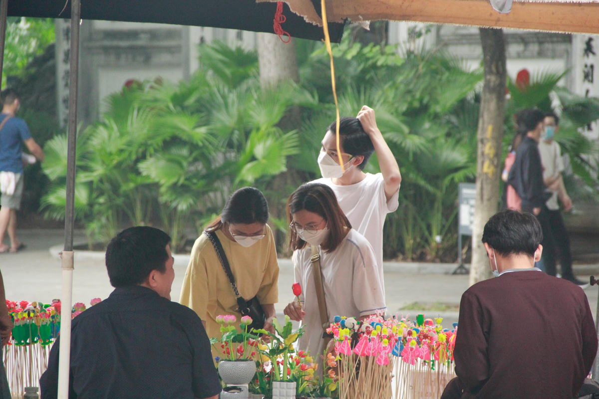 Nhiều bạn trẻ đam mê với trò chơi nặn tò he.