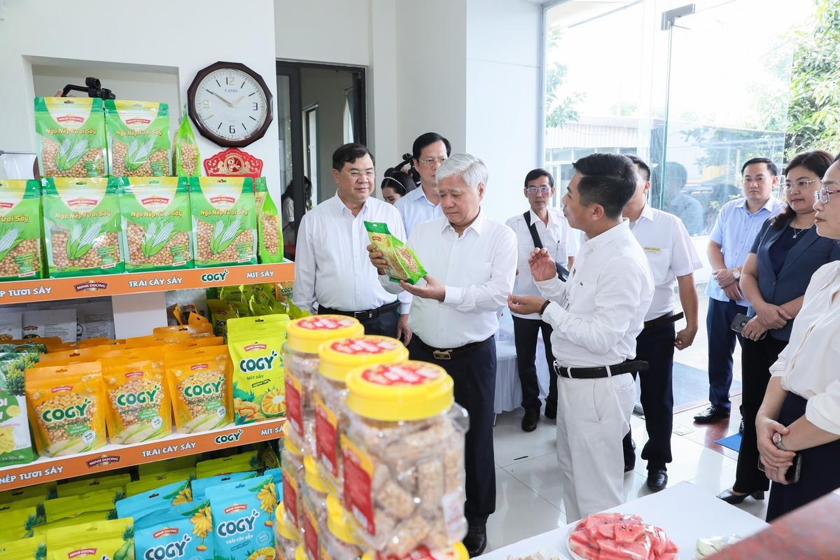 Qua khảo sát của đoàn, hàng hóa trong siêu thị Go rất dồi dào, đặc biệt chiếm đa số là hàng Việt.