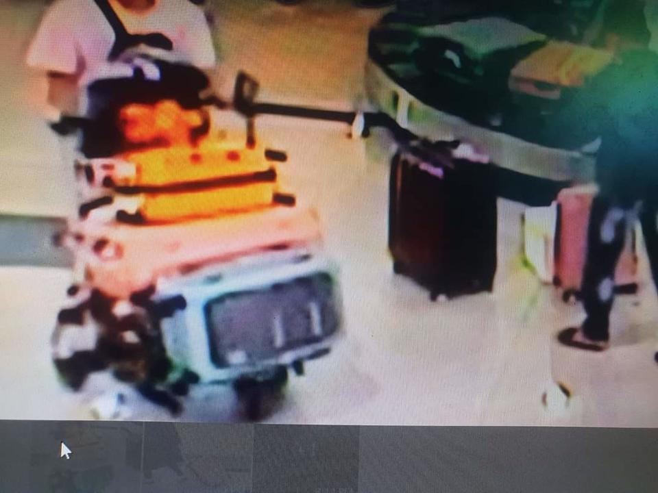 Chiếc vali màu hồng của hành khách ở Hà Nội bị cầm nhầm ở sân bay Phú Quốc.