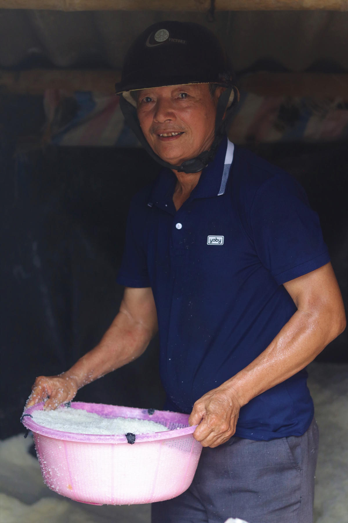 Ông Nguyễn Văn Quang (tiểu thương trú xã Hoằng Kim, Hoằng Hóa) cho biết, mỗi lần thu mua muối tại đây, ông lấy gần 3 tạ để mang về cho vợ bán lẻ tại xã.