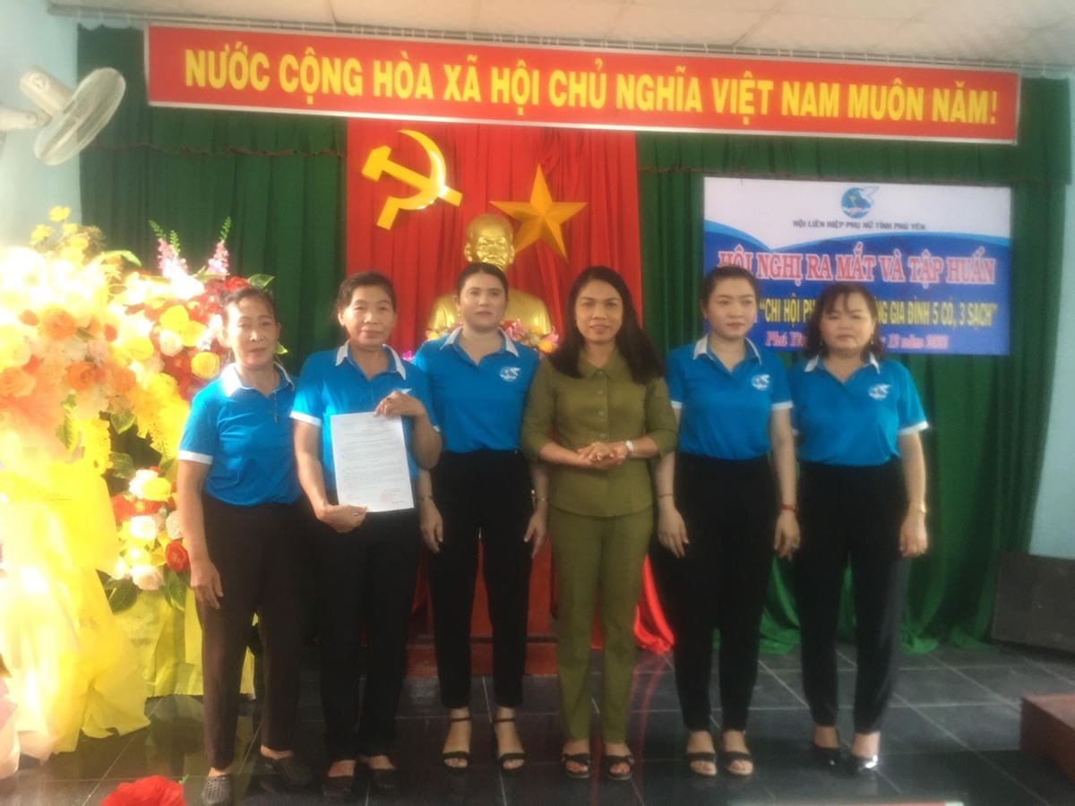 Trao Quyết định thành lập Chi hội phụ nữ “Xây dựng gia đình 5 có, 3 sạch”.