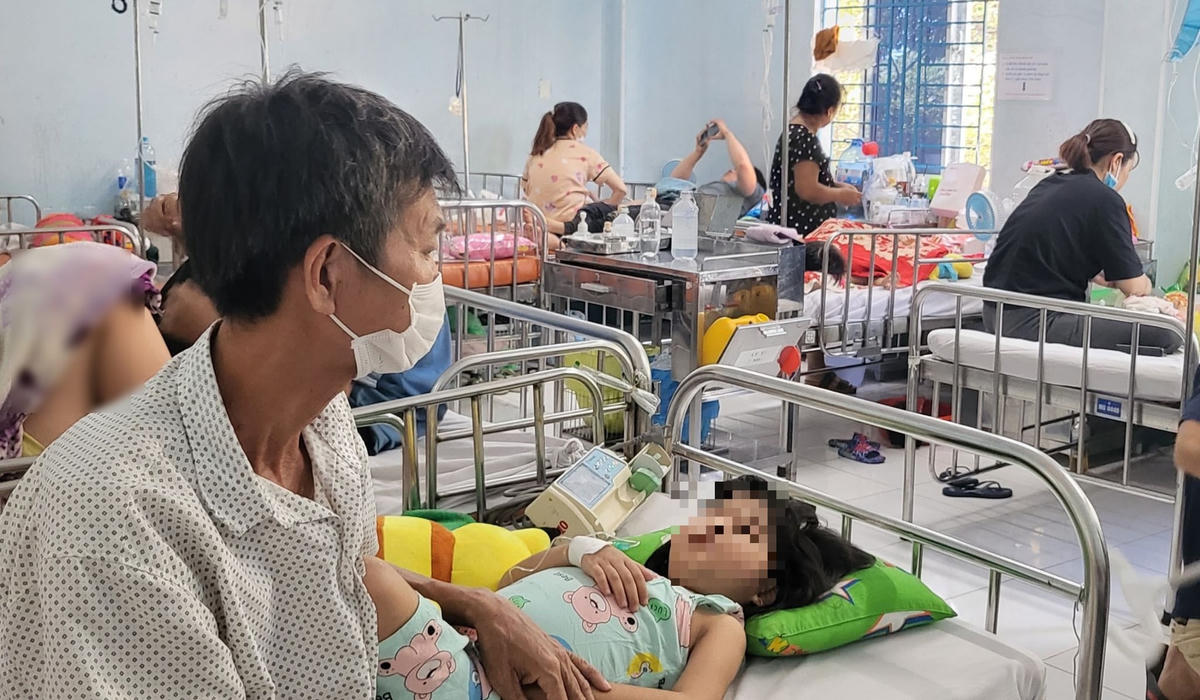 Điều trị trẻ nhập viện do viêm não. Ảnh: TL.