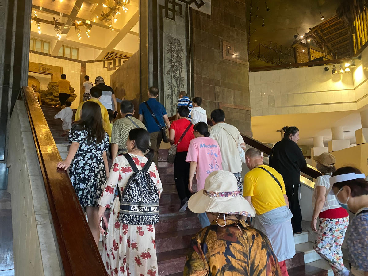 “Du khách đến với Bảo tàng Hồ Chí Minh gần đây khá đông. Ngoài khách tham quan trong nước, Bảo tàng còn thu hút sự quan tâm của các du khách nước ngoài với tỉ lệ khách trong nước và nước ngoài là 30/70. Đa số các khách nước ngoài đến đây đều ấn tượng với những nét văn hóa độc đáo của người Việt. Năm nay, lượng khách nước ngoài tăng nhiều hơn so với năm ngoái, khách Việt Nam duy trì ổn định và có phần nhích nhẹ", đại diện Ban Quản lý Bảo tàng cho biết.