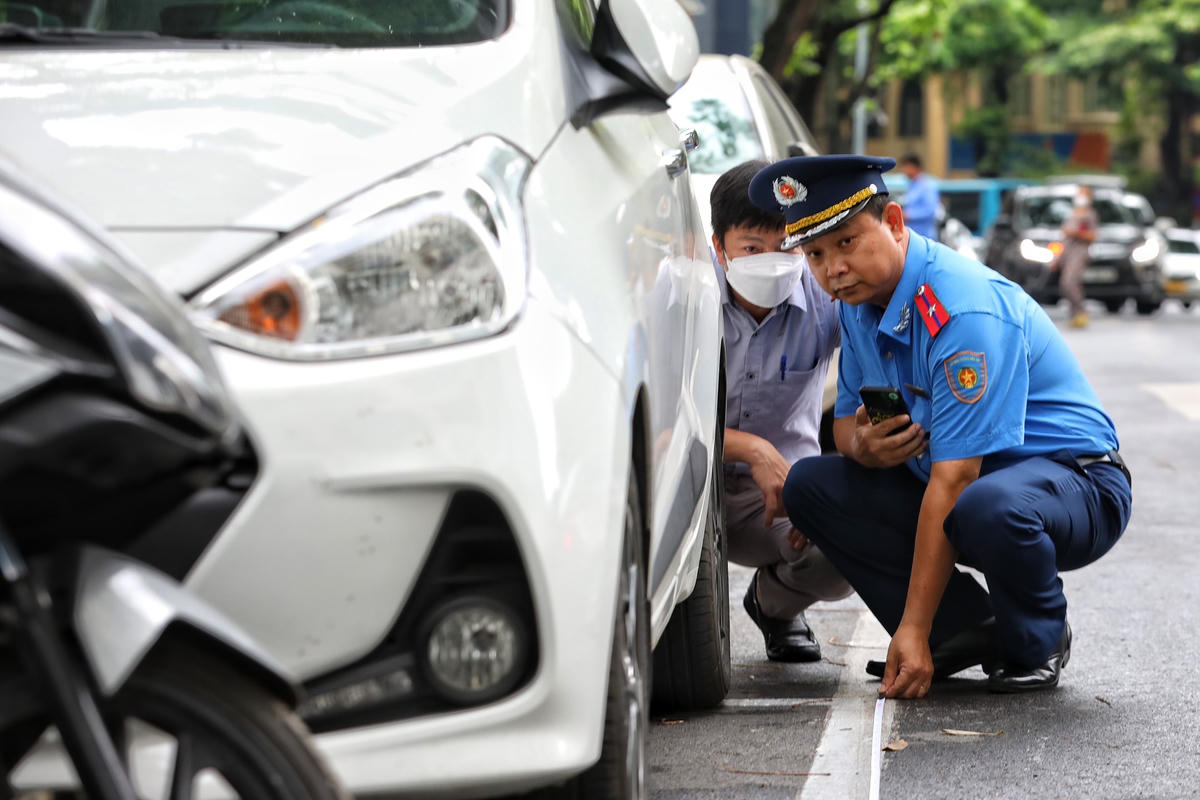 Ông Nguyễn Mạnh Cường, Phó Chánh Thanh tra Sở GTVT Hà Nội khẳng định trong quá trình triển khai kế hoạch, lực lượng TTGT phối hợp chặt chẽ với các lực lượng chức năng khác tập trung xử lý trường hợp sử dụng quá diện tích được cấp phép; thu quá giá vé. Đồng thời, yêu cầu các điểm trông giữ phương tiện ký cam kết thực hiện đúng theo giấy phép được cấp, đảm bảo an toàn phòng cháy, chữa cháy trong điều kiện thời tiết nắng nóng.