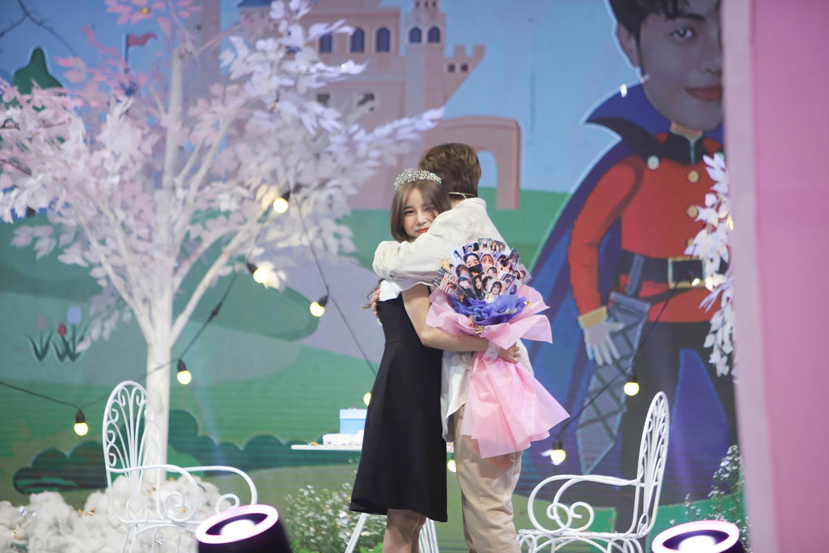 Duy An gây xúc động khi bước ra ra trước mặt Luna, tay cầm theo bó hoa toàn là hình card bo góc của crush rồi bất ngờ cất tiếng hát. Ảnh: Perfect Universe.