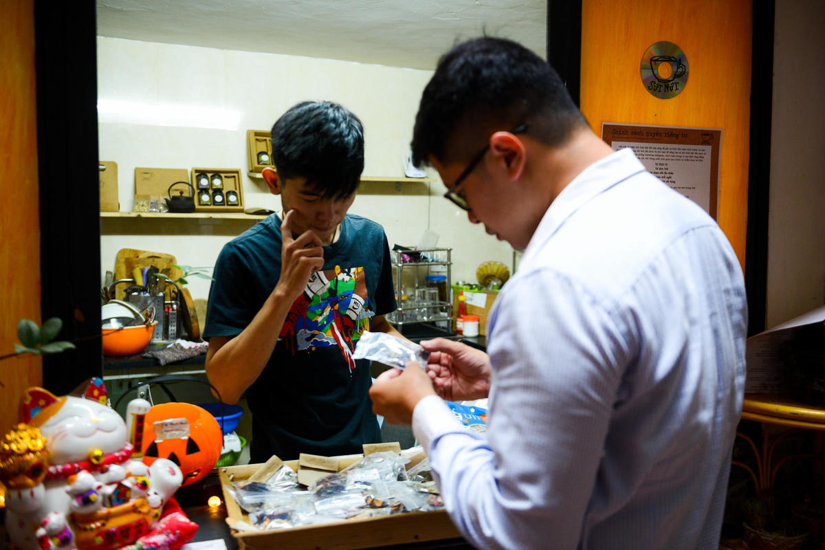 Khách đến đây sẽ được tự chọn loại trà, ấm, chén và dùng xong sẽ tự rửa, tự mang đi úp và tự thanh toán. "Mình và các bạn nhân viên ở đây chỉ hướng dẫn các bạn cách pha trà sao cho thơm ngon thôi", chị Hương chia sẻ.