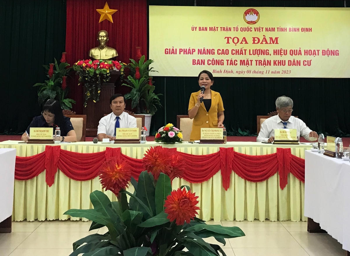Ủy viên Ban Thường vụ Tỉnh ủy, Trưởng Ban Dân vận Tỉnh ủy, Chủ tịch Ủy ban MTTQ Việt Nam tỉnh Bình Định Nguyễn Thị Phong Vũ phát biểu tại Tọa đàm.