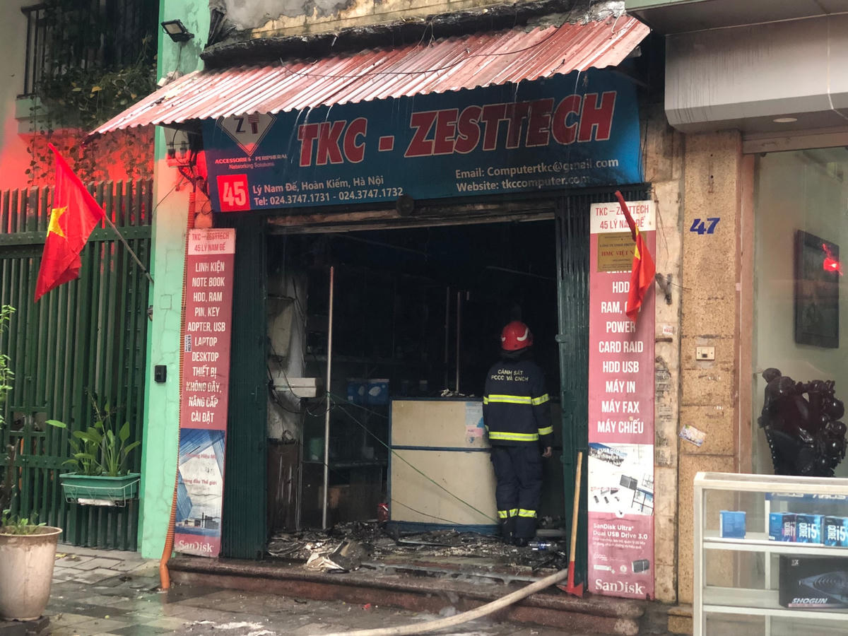 Sau khoảng 15 phút có mặt, lực lượng chức năng đã khống chế, dập tắt được ngọn lửa.