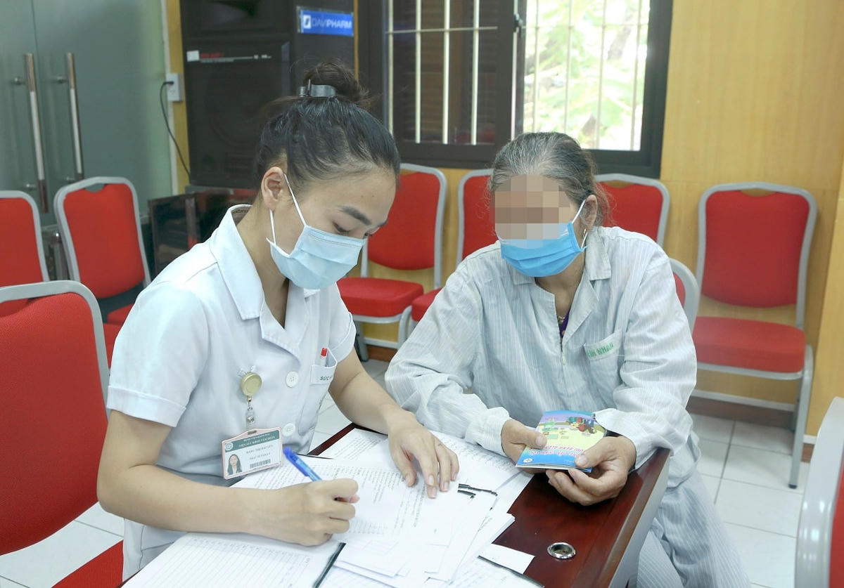 Thăm khám và điều trị bệnh nhân mắc sa sút trí tuệ tại Viện sức khỏe tâm thần (Bệnh viện Bạch Mai).
