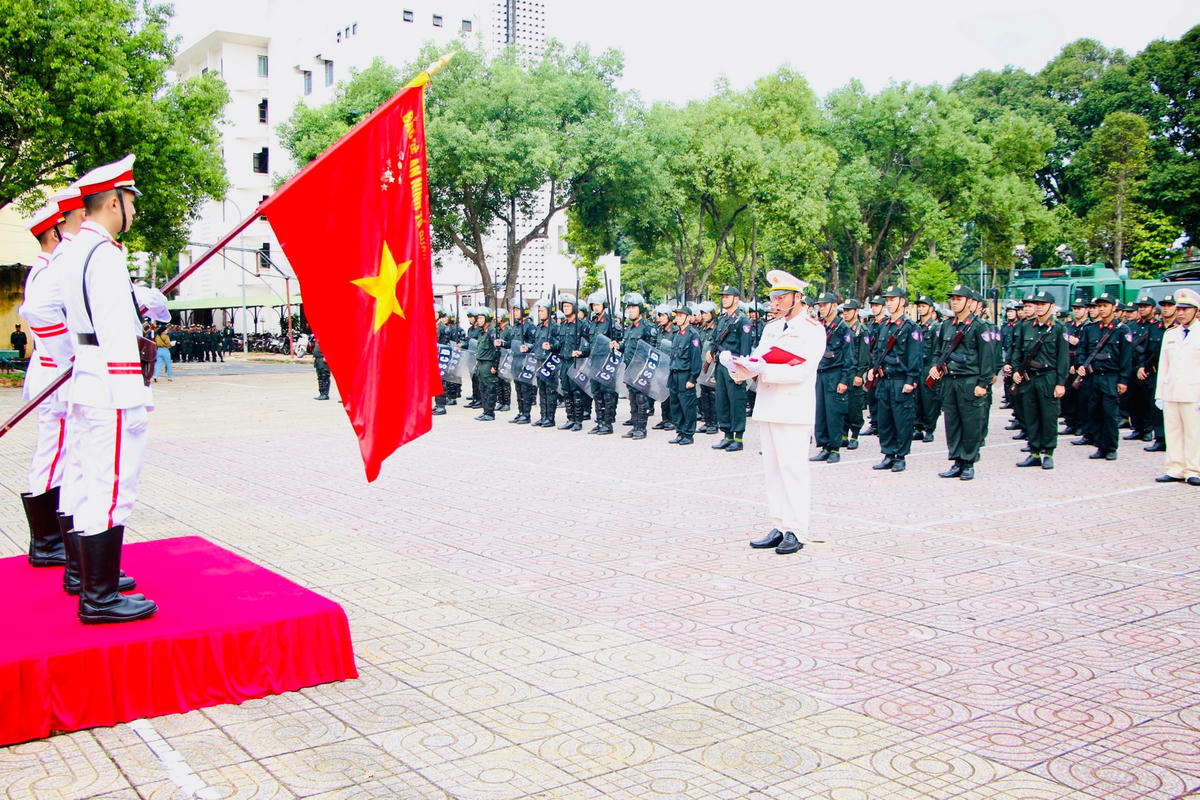 Lãnh đạo Tiểu đoàn CSCĐ dự bị chiến đấu đọc tuyên thệ nhận nhiệm vụ.