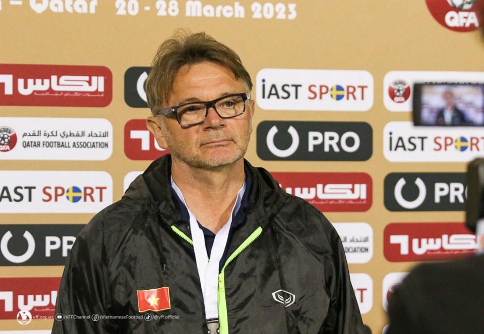 HLV Philippe Troussier trả lời phỏng vấn sau trận đấu. Ảnh: VFF.