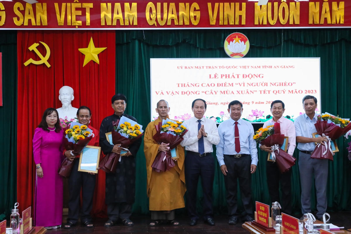 Phó Chủ tịch – Tổng Thư ký Lê Tiến Châu tặng hoa cho các đơn vị ủng hộ Quỹ “Vì người nghèo” tỉnh An Giang.