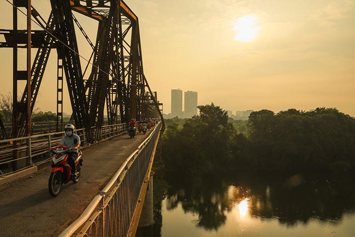 Cầu Long Biên trong sớm mùa Thu.Sắc màu trên phố Hàng Mã