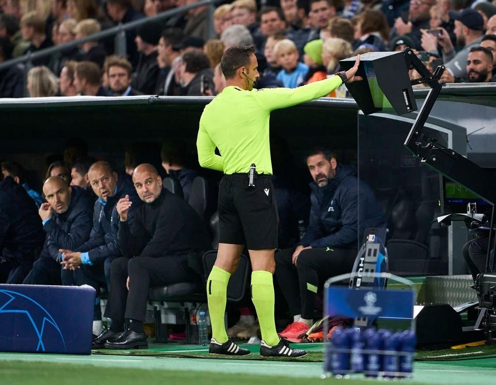 Trọng tài ba lần xem lại video trong gần 30 phút đầu tiên ở trận đấu giữa FC Copenhagen và Man City (Ảnh: Getty).