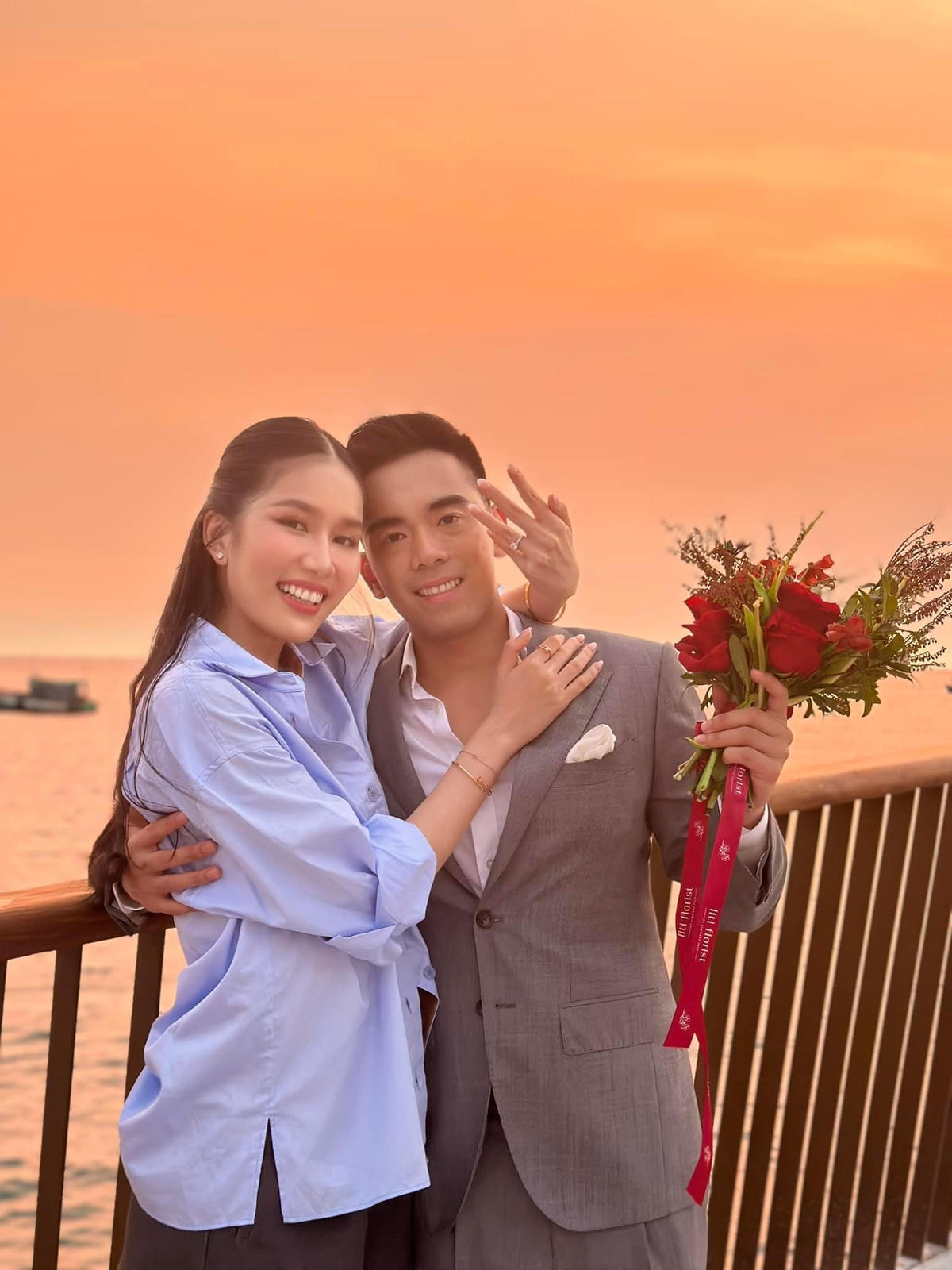 Tại cây Cầu Hôn - Kiss Bridge (Phú Quốc), Á hậu Phương Anh đã nhận lời cầu hôn của được bạn trai doanh nhân. 
