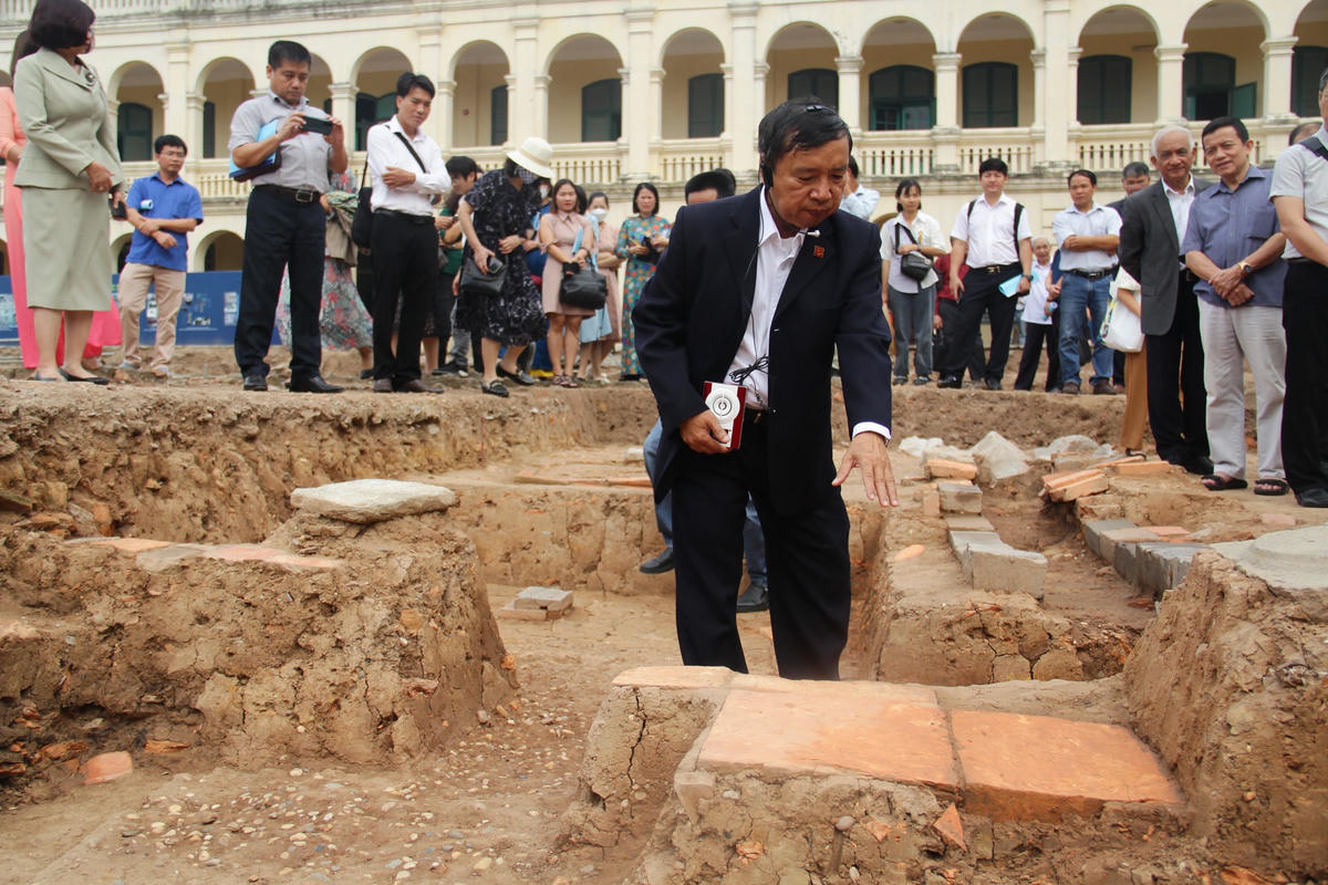 Hố thám sát cạnh tòa nhà Cục Tác chiến.