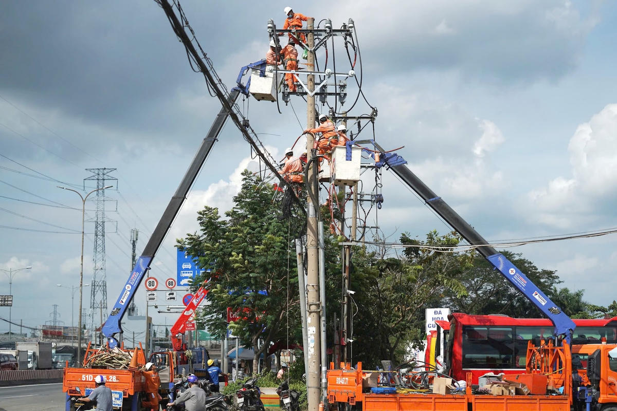 Nắng nóng ở khu vực miền Nam cộng với nhu cầu sử dụng nhiều điện cho các ngày lễ lớn đặt ra yêu cầu, ngành điện phải nỗ lực sản xuất và cung ứng điện tốt hơn. Ảnh: P. T