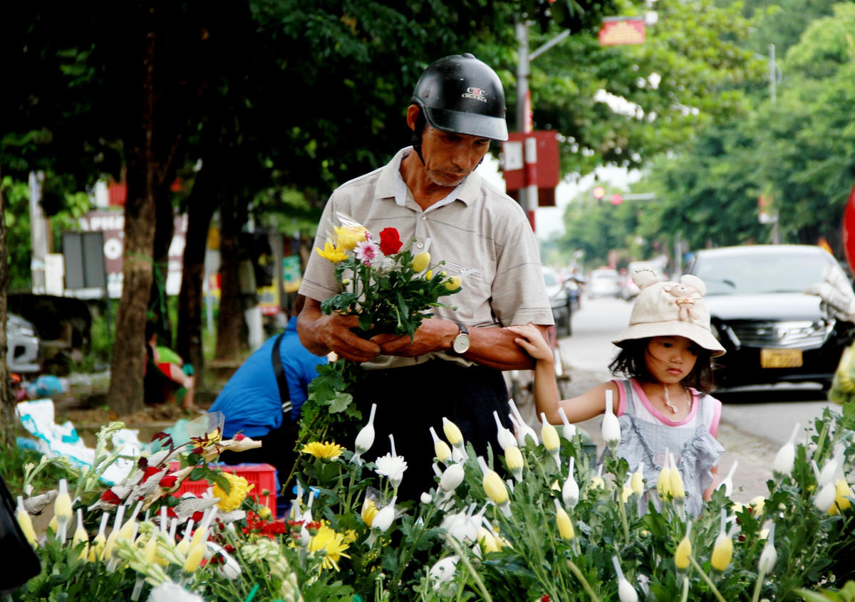 Theo nhiều tiểu thương, hoa cúc là loại hoa được hầu hết người dân chọn mua cho ngày Rằm. Năm nay, giá hoa cúc khá cao, ngày thường trung bình khoảng 6 nghìn đồng/bông thì đợt rằm này, mỗi bông cúc có giá từ 10 -12 nghìn đồng.