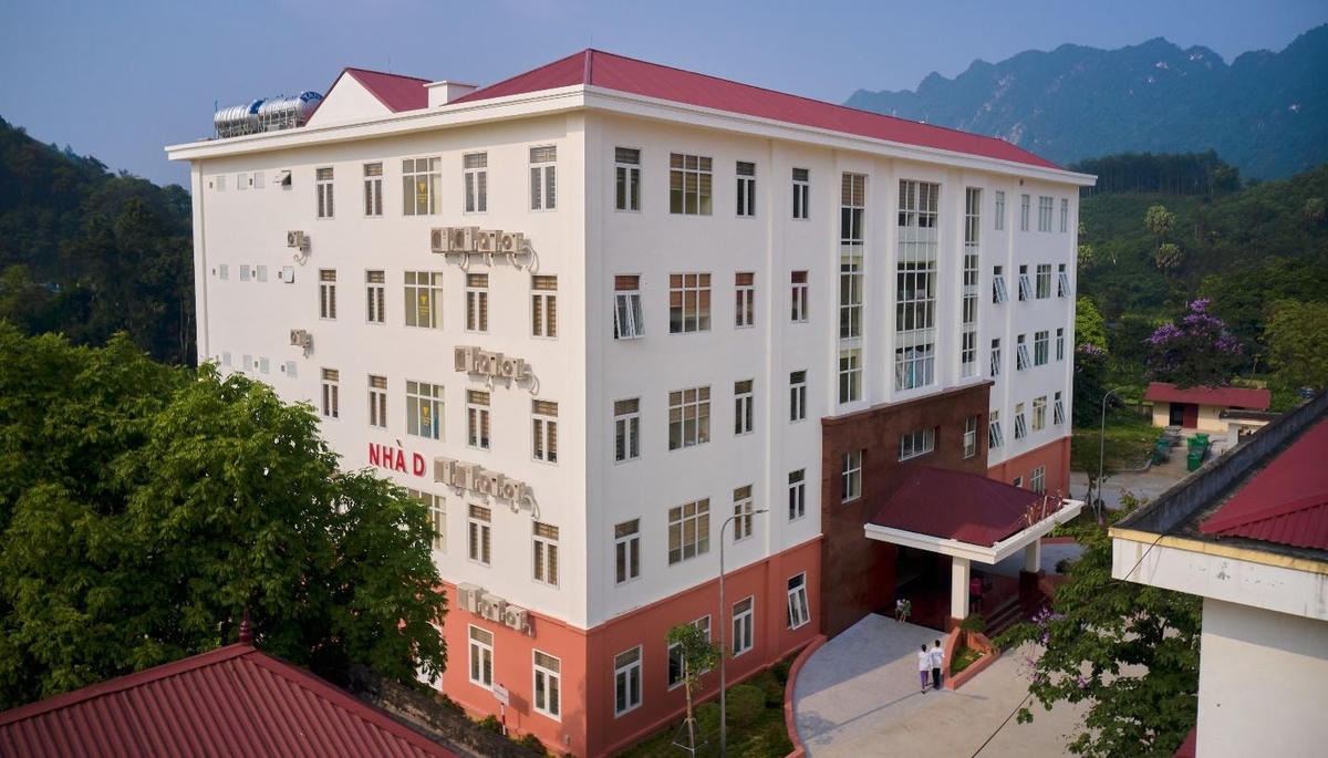 Nhà khám chữa bệnh - Bệnh viện Đa khoa huyện Định Hóa.