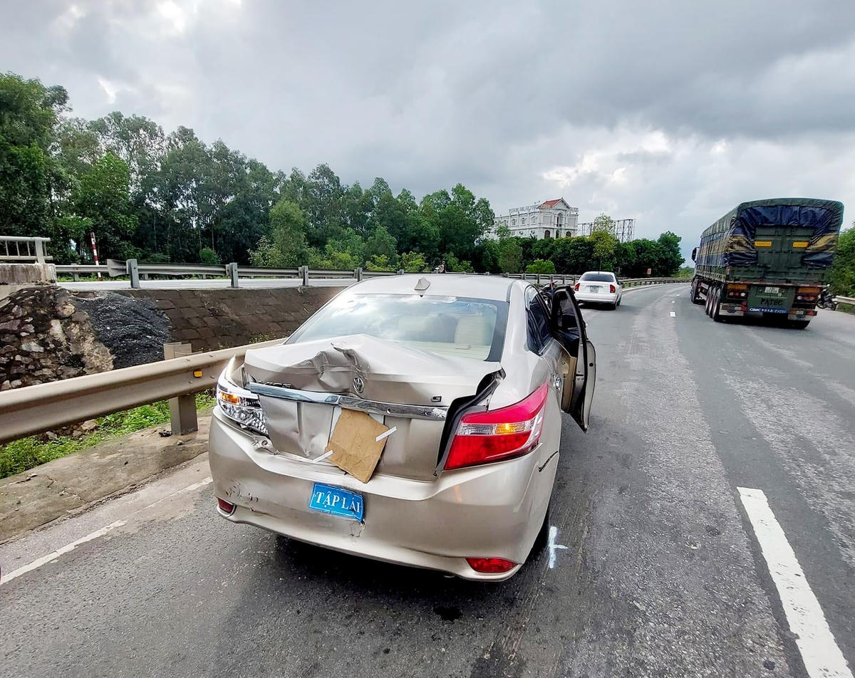 Chiếc xe ô tô 5 chỗ bị hỏng phần sau.