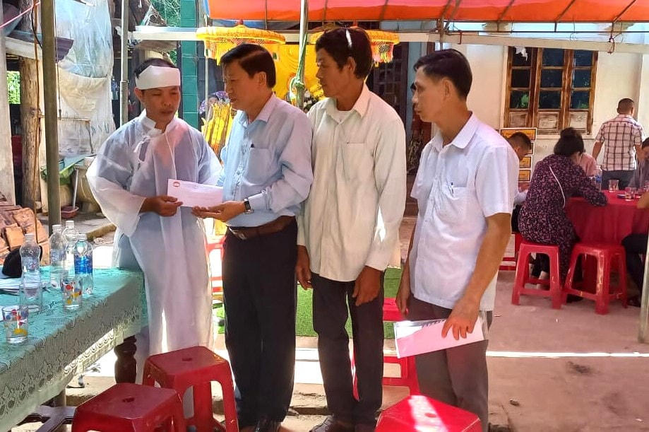Lãnh đạo MTTQ Việt Nam tỉnh Quảng Nam thăm hỏi, hỗ trợ gia đình anh Võ Hồng Tuấn.