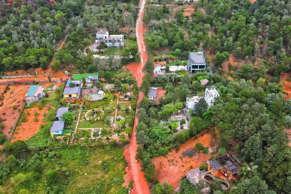 Các homestay nằm dọc đường bê tông ở xóm Ban Tiện - khu vực vui lấp hàng loạt ô tô sau cơn mưa lớn. 