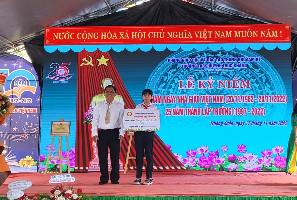 Cựu học sinh của Trường THCS Huỳnh Thúc Kháng tặng học bổng cho học sinh.