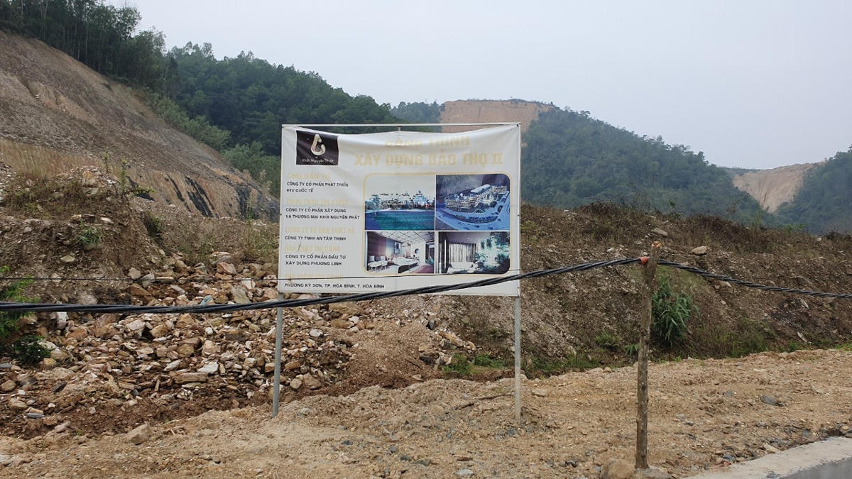 Bảng thông tin dự án đặt ở lối vào dự án.
