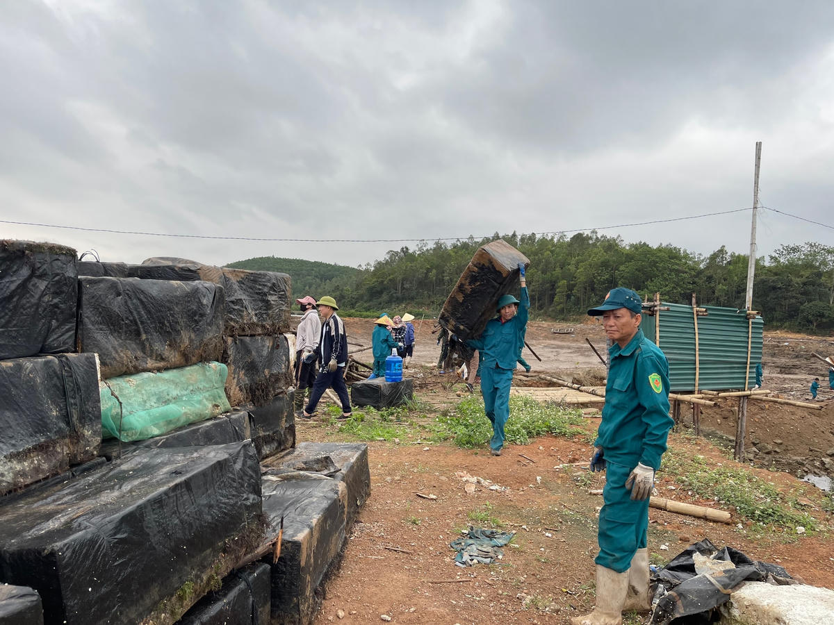 Lực lượng dân phòng của xã Hoàng Tân giúp dân tháo dỡ lồng bè cũ hỏng đưa lên bờ để đưa đi tiêu hủy theo quy định.