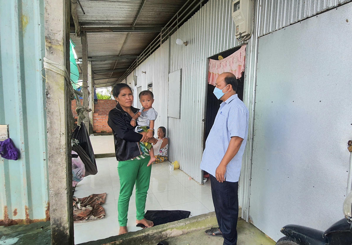Ông Thạch Chum trò chuyện với người dân trong căn nhà tình thương do chính ông vận động, đề xuất xây dựng.