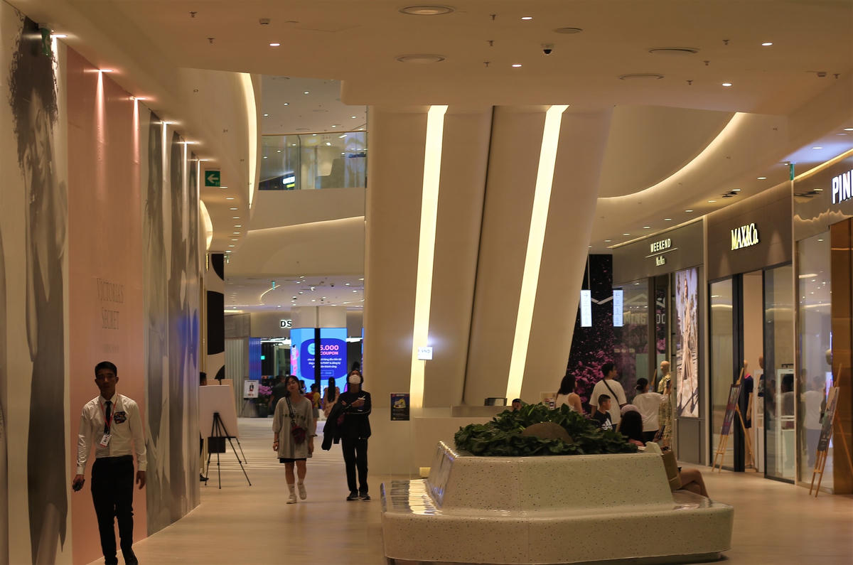 Khi bước vào Lotte Mall West Lake, khách hàng sẽ không khỏi choánh ngợp bởi kiến trúc đồ sộ của nơi đây.