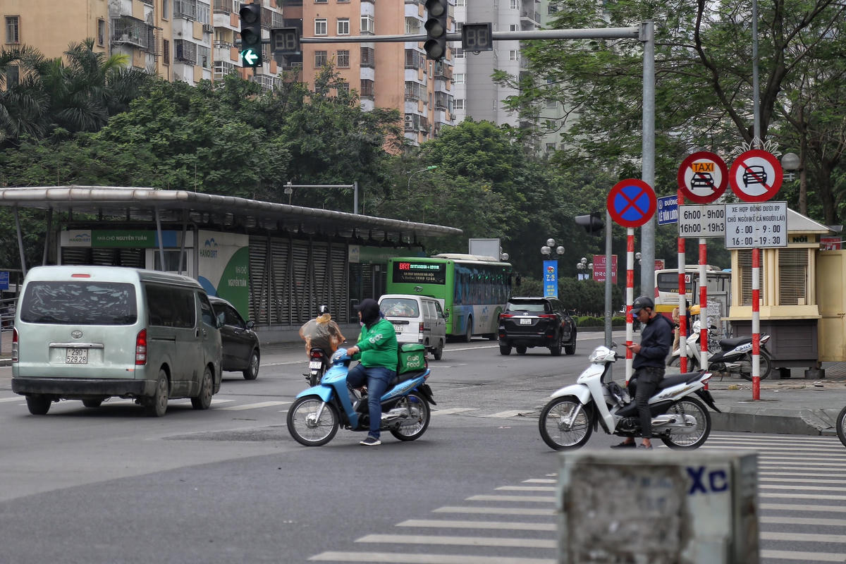  Có mặt tại ngã tư Lê Văn Lương - Nguyễn Tuân - Hoàng Minh Giám, chỉ chưa đầy 30 phút quan sát, PV đã chứng kiến hàng trăm xe máy ngang nhiên đè vạch, lấn vạch của người đi bộ. Cùng đó, nhiều xe máy vô tư vượt đèn đỏ, bất chấp bốt CSGT chỉ cách đó chừng vài mét.
