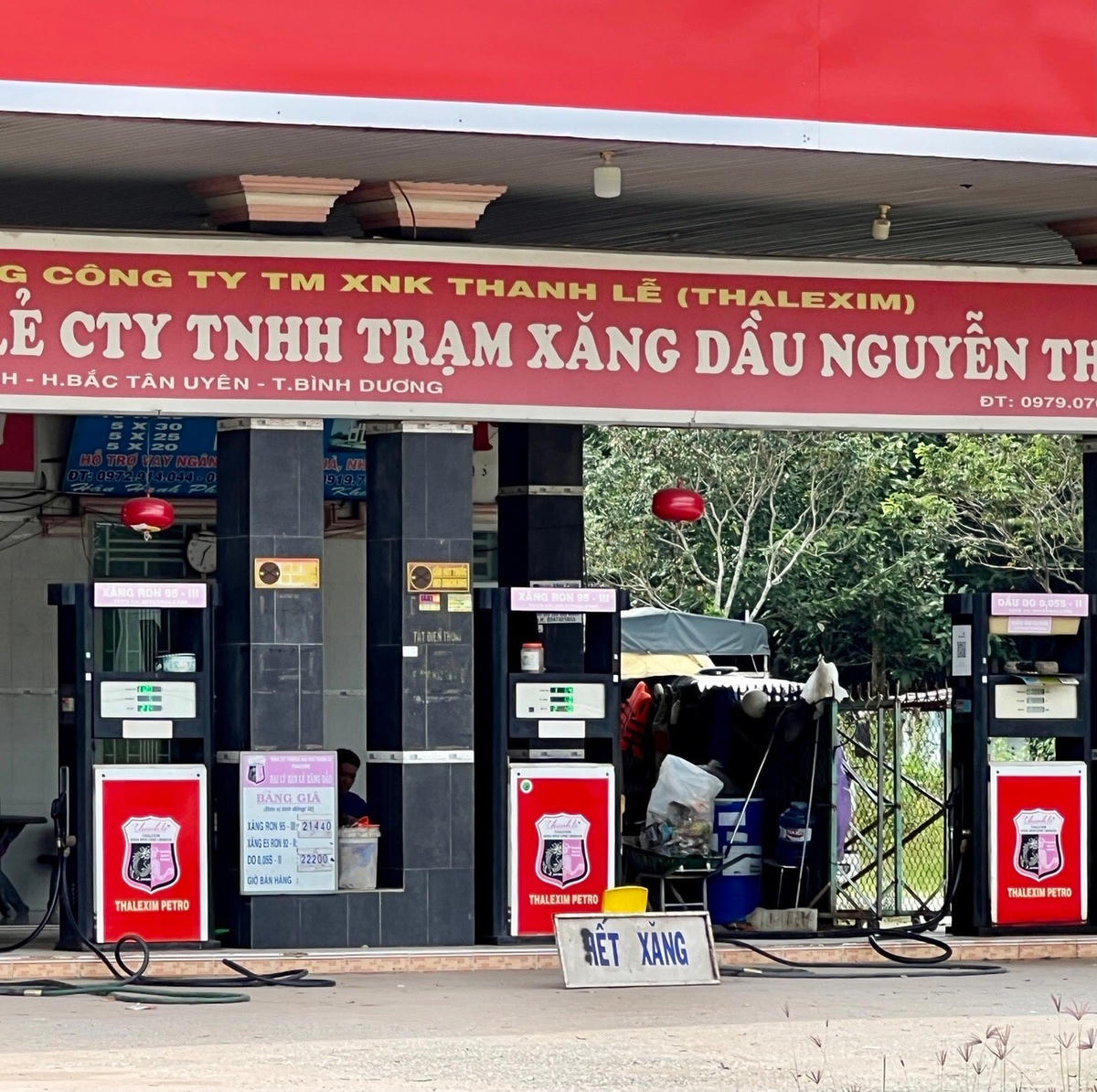 Một cửa hàng trên địa bàn Bình Dương để biển báo “hết xăng”.