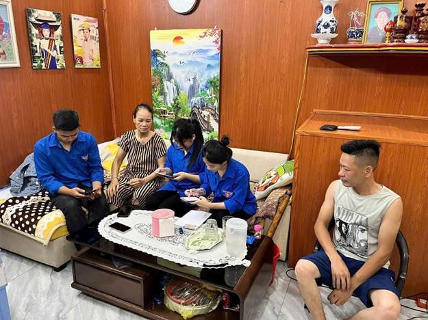 Đoàn viên thanh niên huyện Thanh Oai đến tận nhà hướng dẫn người dân góp ý dự thảo qua ứng dụng VneID. Ảnh: TB.