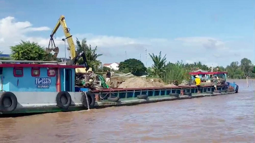 Các sà lan hạ tải đúng vạch dấu mớn nước an toàn của phương tiện mới được tiếp tục lưu thông.