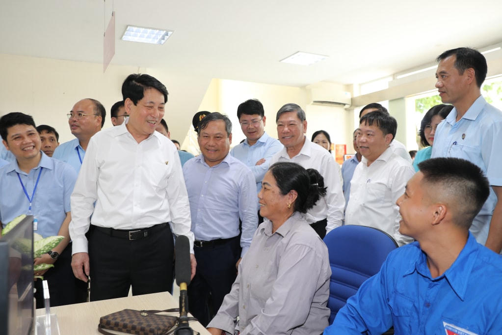 Chủ tịch nước Lương Cường trò chuyện với nhân dân địa phương tại Trung tâm Phục vụ hành chính công xã Quảng Hà. Ảnh: Đỗ Phương.