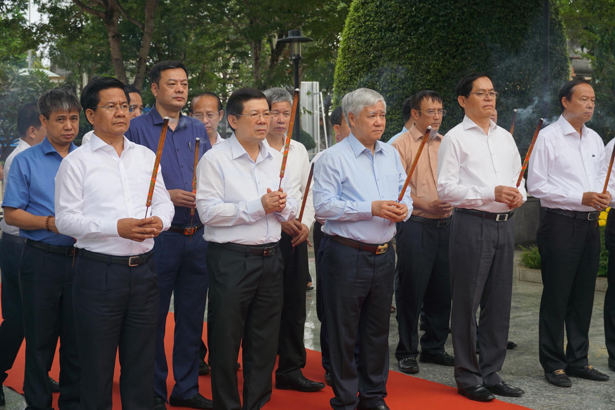 Đoàn công tác dâng hương tại Tượng đài Nữ Anh hùng Liệt sĩ Võ Thị Sáu (thị trấn Đất Đỏ, huyện Đất Đỏ). Ảnh: Mạnh Thìn.