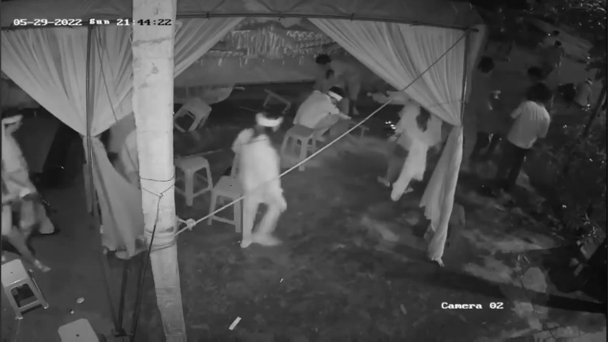 Người dân bỏ chạy tán loạn khi thấy chiếc ô tô lao trực diện vào rạp đám ma.  