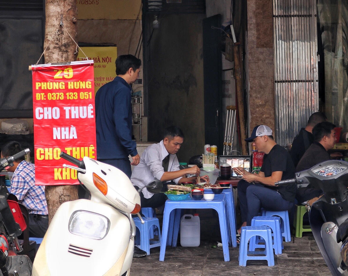 Hà Nội: Vi phạm vỉa hè, lòng đường tái diễn tại quận trung tâm
