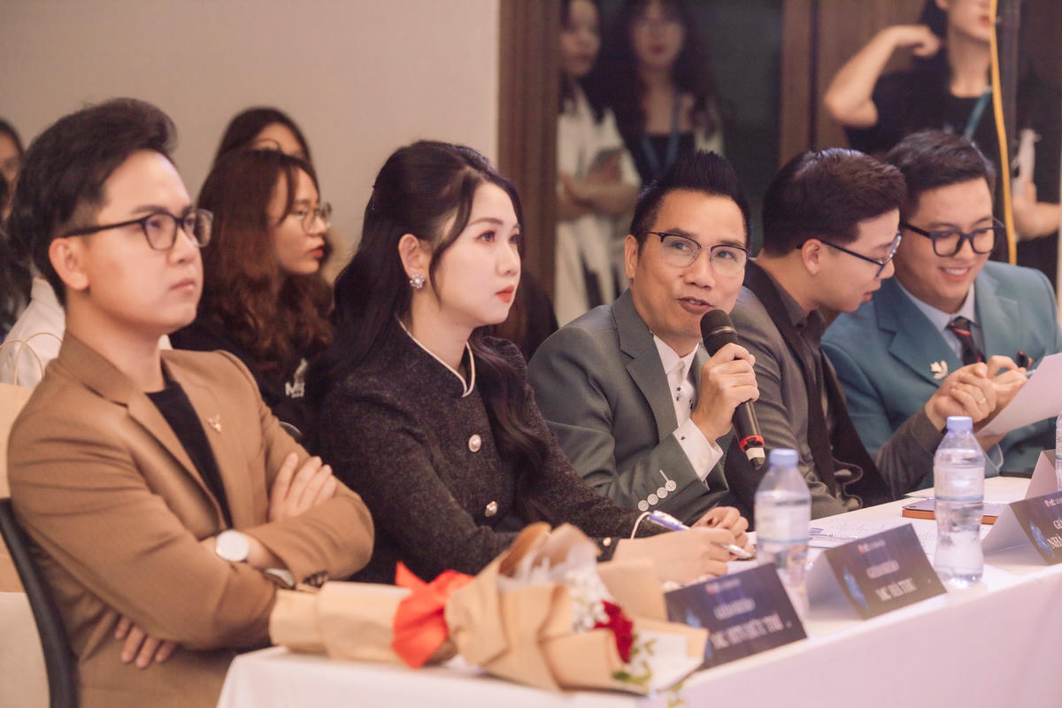 Giám khảo nhận xét phần thể hiện của các thí sinh.