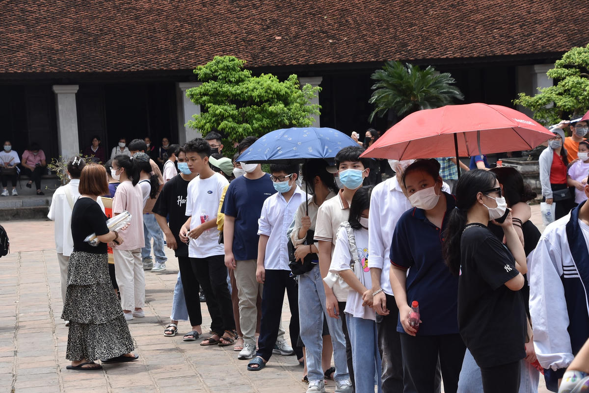 Mặc dù trời nắng nóng, tuy nhiên tất cả vẫn kiên nhẫn chờ đợi đến lượt.