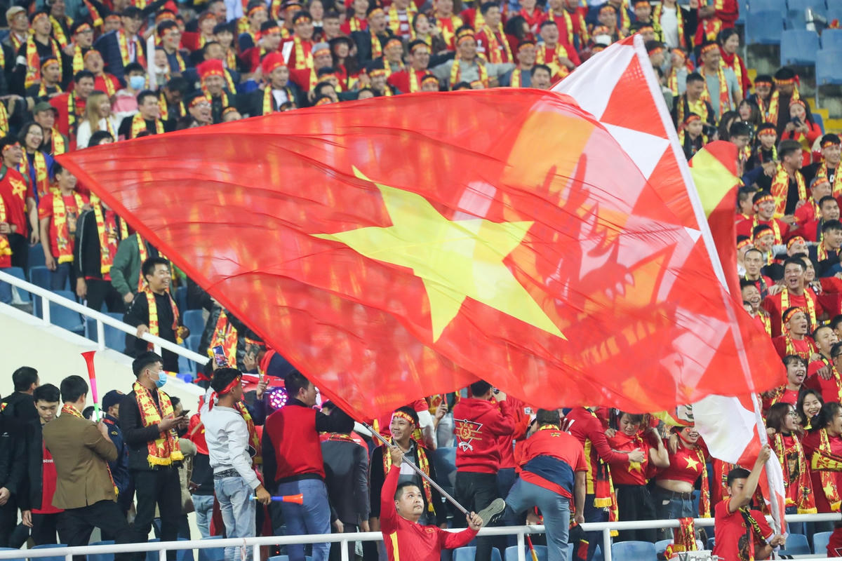 Cỏ động viên ủng hộ tuyển Việt Nam. Ảnh: Quang Vinh.