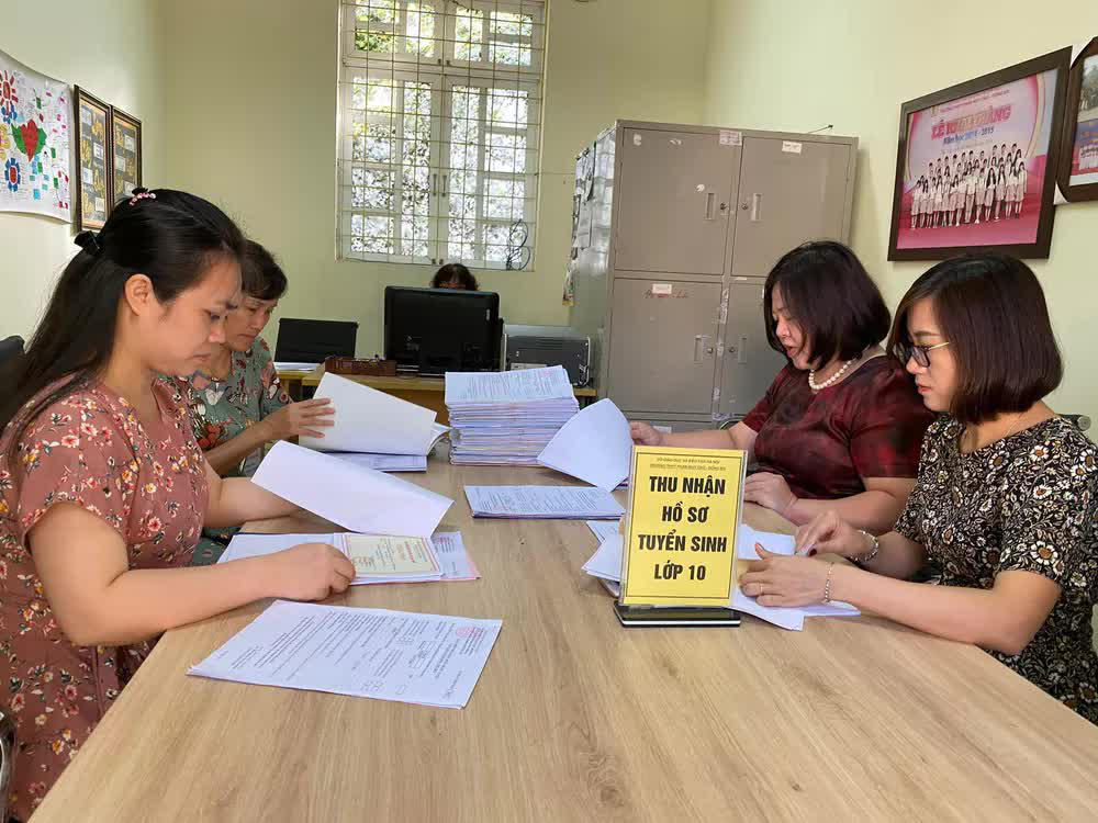 Phụ huynh làm thủ tục nhập học lớp 10 cho con tại Trường THPT Phan Huy Chú (Hà Nội) năm học 2022-2023.
