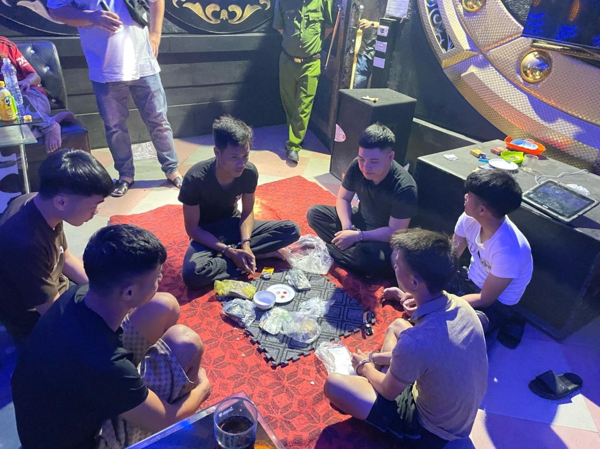 Nhóm đối tượng thuê phòng hát karaoke để đánh bạc. Ảnh: Công an tỉnh Quảng Ninh