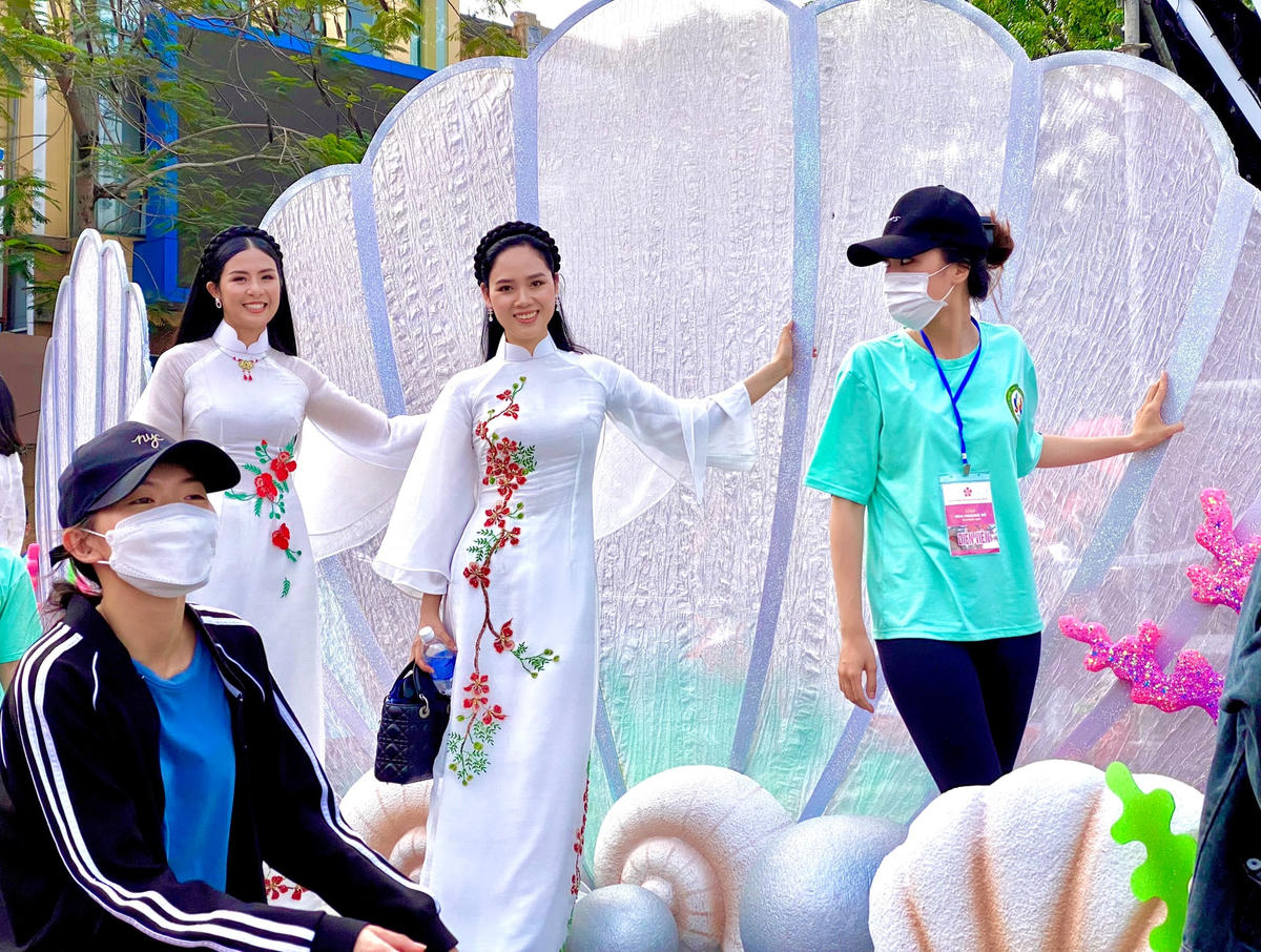 Đặc biệt, lần đầu tiên chương trình có sự tham gia của các hoa hậu, á hậu, hoa khôi người Hải Phòng. Cùng với đó, là các tiết mục của các nghệ sĩ, ca sĩ nổi tiếng: Vũ Thắng Lợi, Tùng Dương, Hồ Quỳnh Hương, Mỹ Linh…với nhiều tác phẩm lần đầu tiên trình diễn sẽ hứa hẹn một đêm nhạc đầy cảm xúc, đẳng cấp, đúng chất Hải Phòng, chị Chung nhấn mạnh.