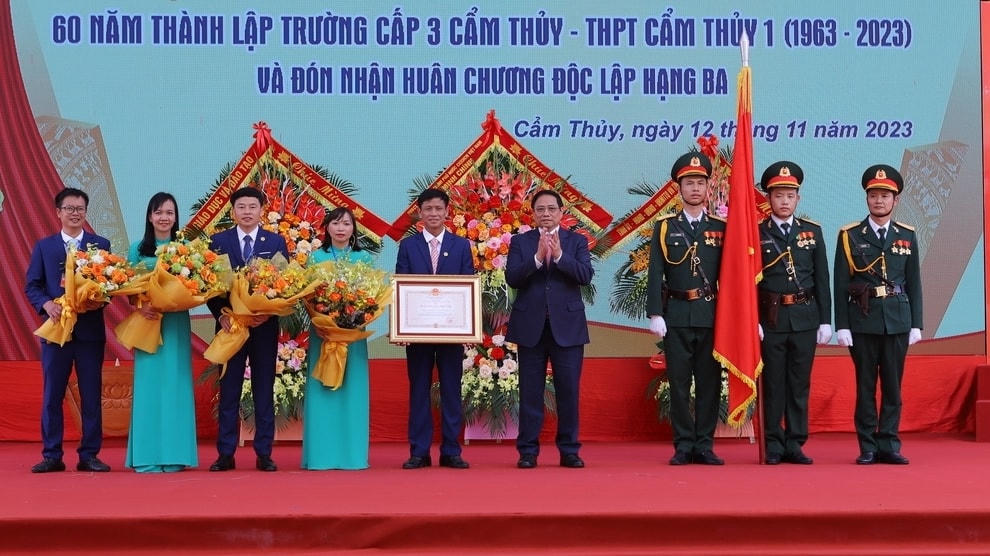 Thay mặt lãnh đạo Đảng và Nhà nước, Thủ tướng Chính phủ Phạm Minh Chính đã trao Huân chương Độc lập hạng Ba cho Trường THPT Cẩm Thủy 1.