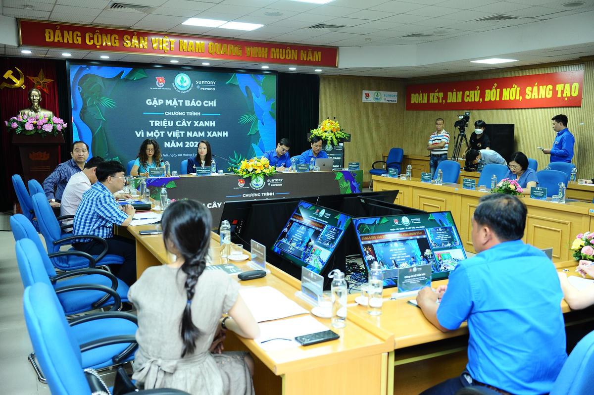 Quang cảnh buổi gặp mặt báo chí. 