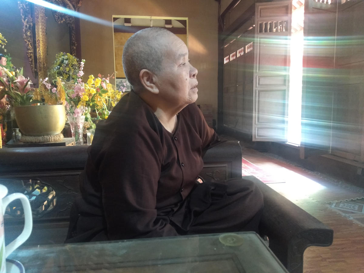 Sư cô Thích Đàm Phương trong gian chính điện của ngôi chùa Cau Đẻ.